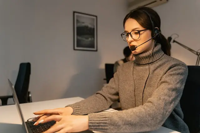 24/7 Alumni Helpline – Jubeerich Study Abroad Support Support staff assisting international alumni through Jubeerich’s 24/7 online helpline for study abroad assistance